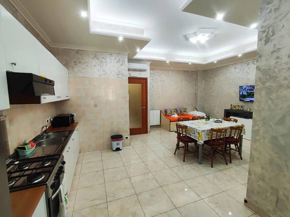TV and multimedia, Kitchen or kitchenette, Dining area, oven, stove