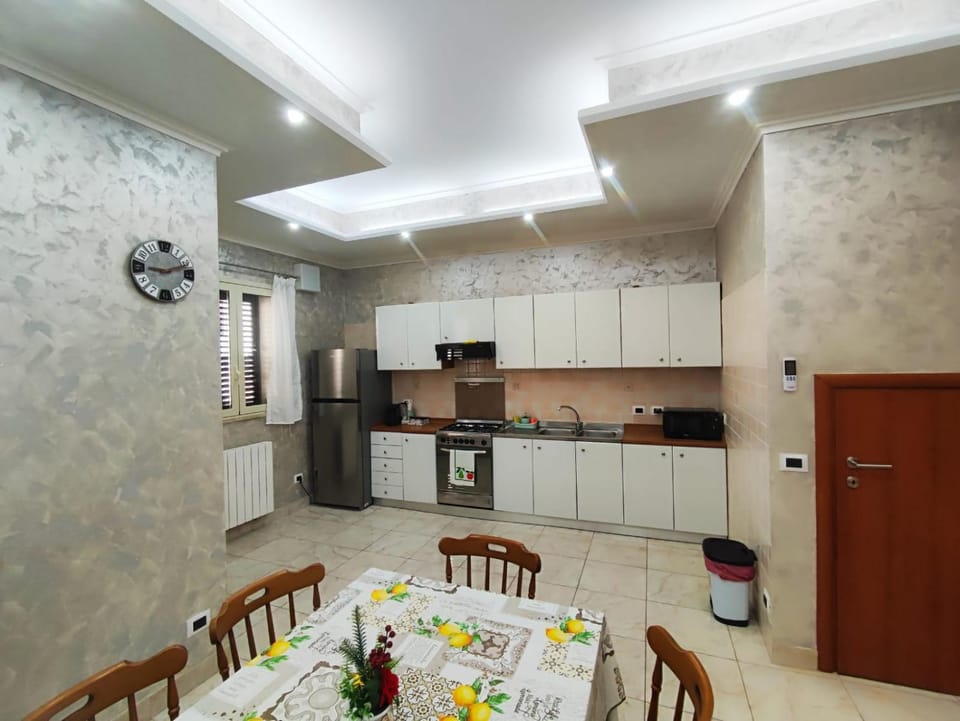 Coffee/tea facilities, Kitchen or kitchenette, Dining area, oven, stove
