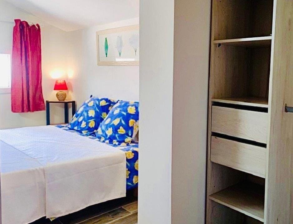 Bed, Photo of the whole room, Bedroom, wardrobe, air conditioner