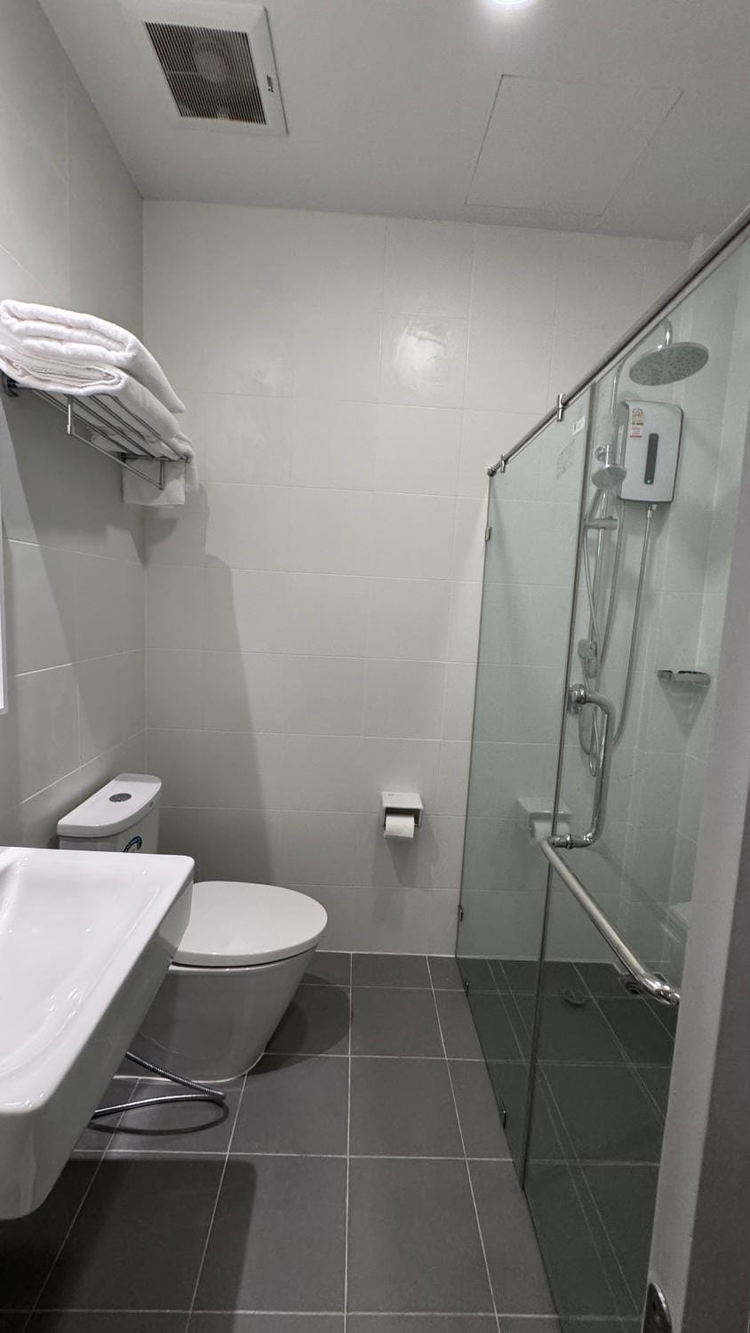 Shower, Toilet, Bathroom, towels