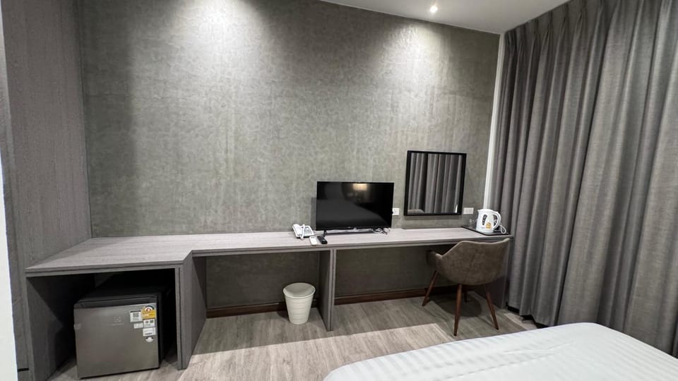 Bed, TV and multimedia, Photo of the whole room, Bedroom