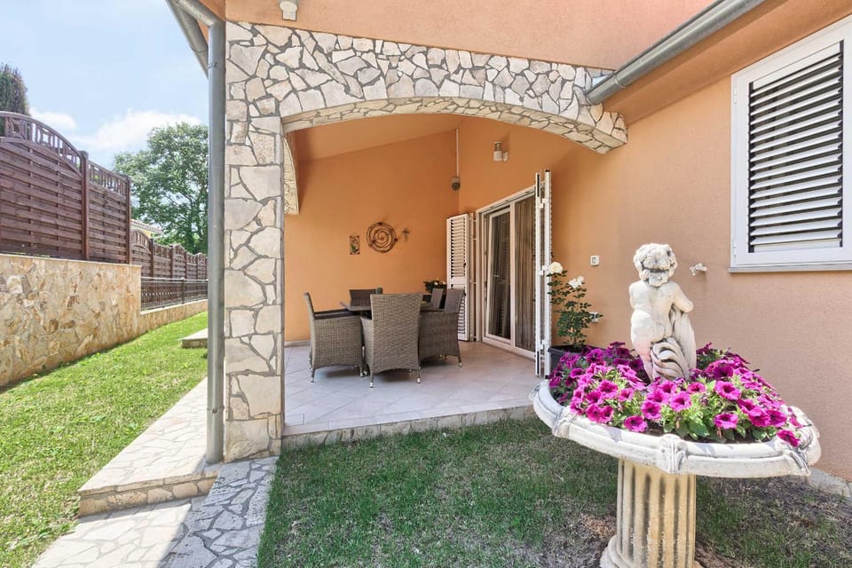 Property building, Patio, Day, Garden