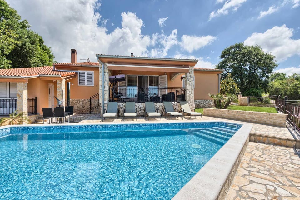 Property building, Swimming pool, sunbed