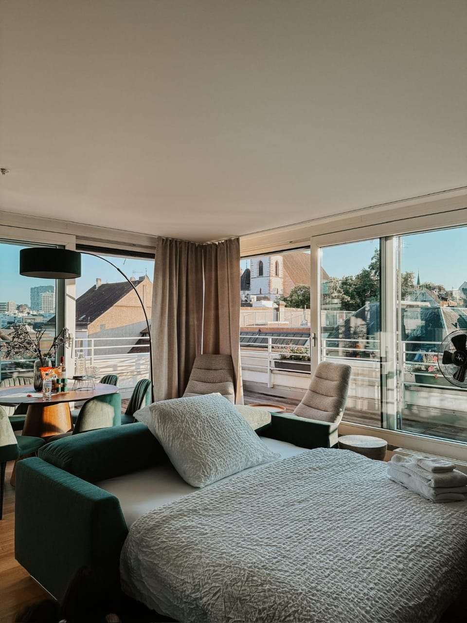 Bed, TV and multimedia, View (from property/room), Balcony/Terrace, Living room, Photo of the whole room, Seating area