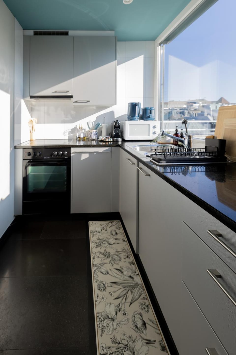 Coffee/tea facilities, Kitchen or kitchenette, dishwasher, microwave, oven, kitchen
