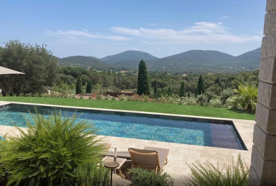 Villa provençale climatisée, piscine chauffée, vue magnifique Villa in Sainte-Maxime