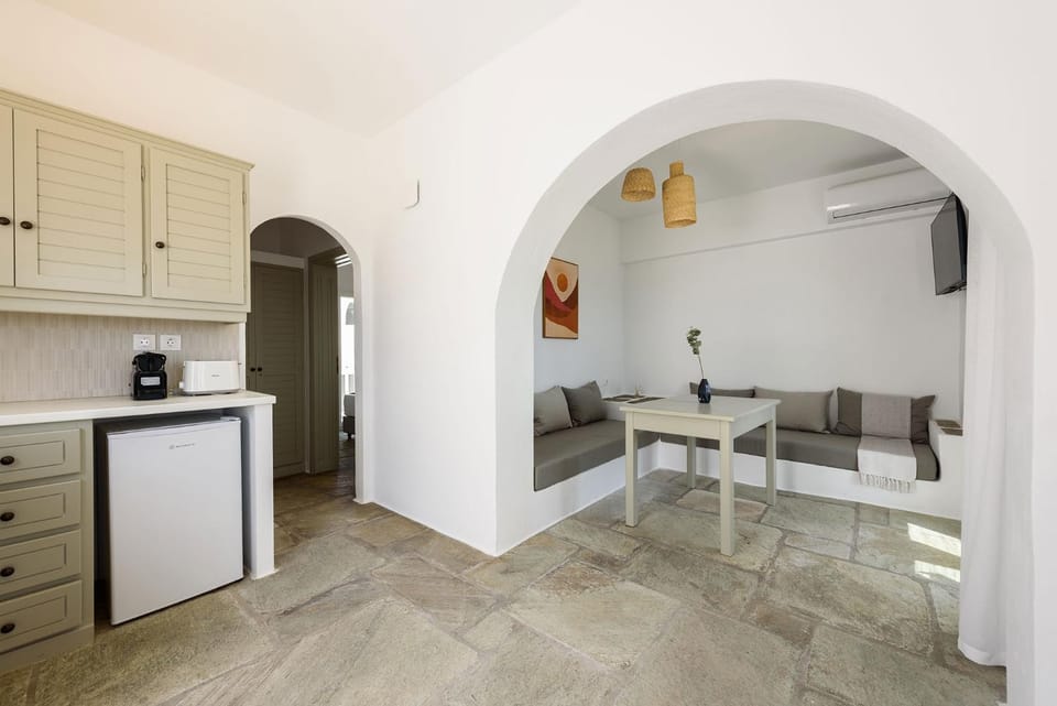 Kitchen or kitchenette, Seating area, Dining area, stove, toaster
