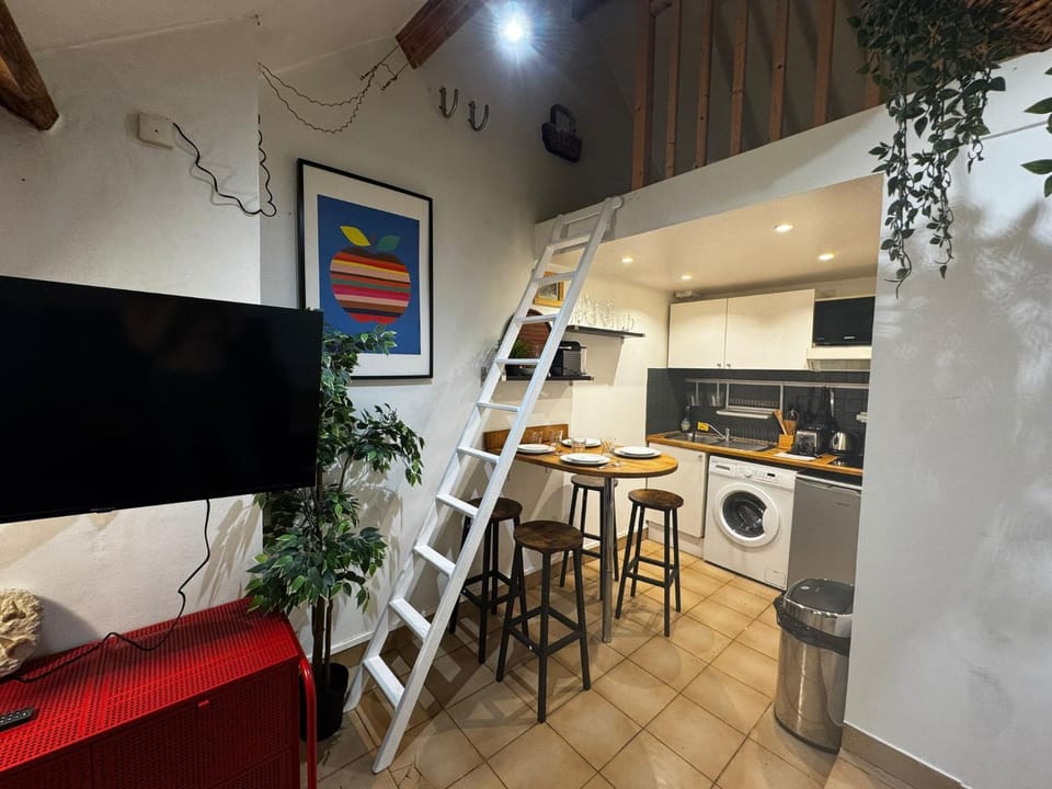 Kitchen or kitchenette, Dining area