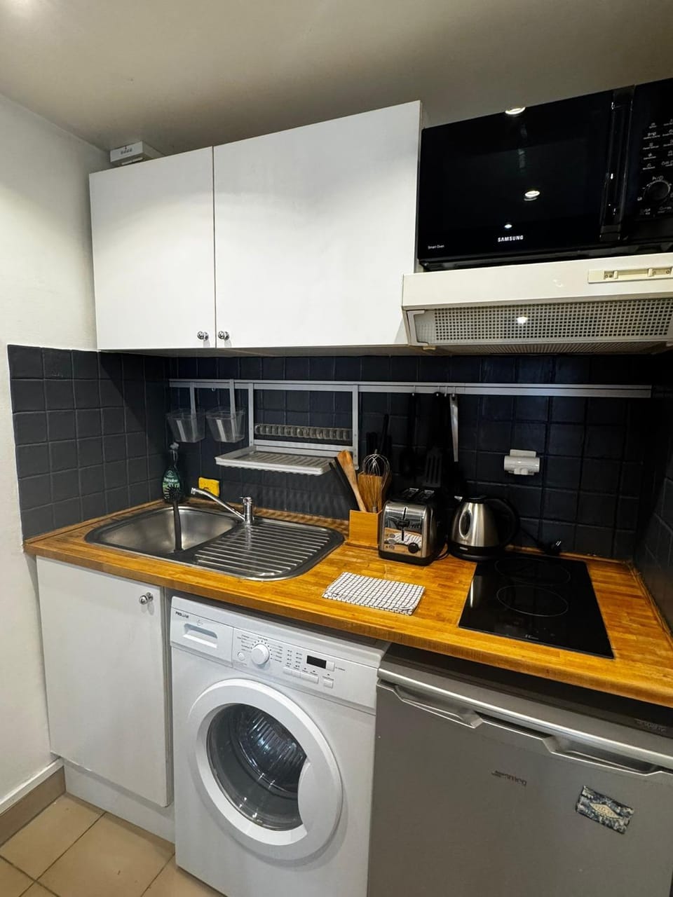 Kitchen or kitchenette, washing machine