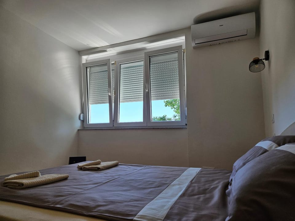 Bed, Bedroom, towels, air conditioner