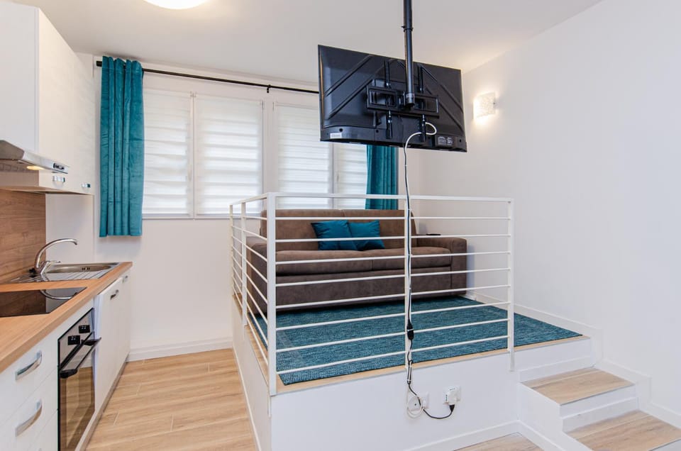 Kitchen or kitchenette, Living room
