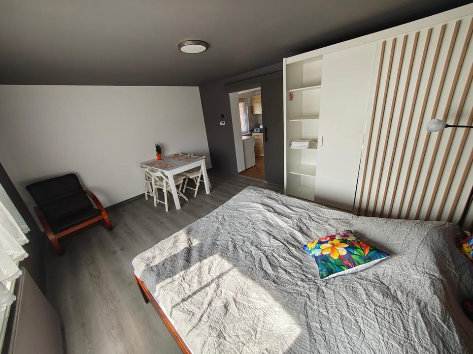 Bed, Dining area, Bedroom, towels, wardrobe