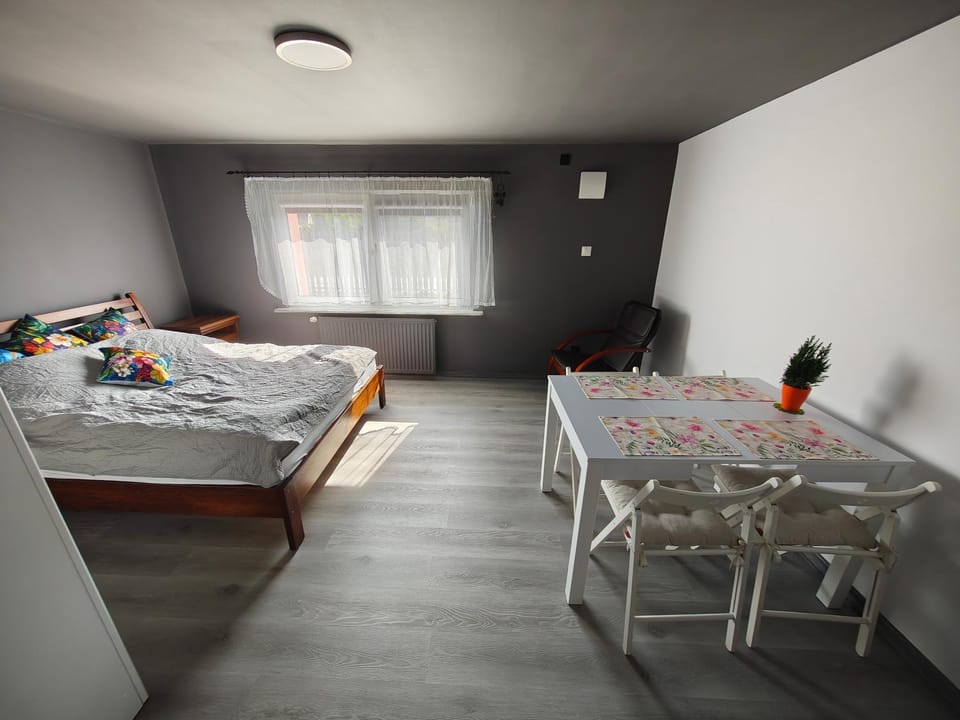 Bed, Photo of the whole room, Dining area, Bedroom
