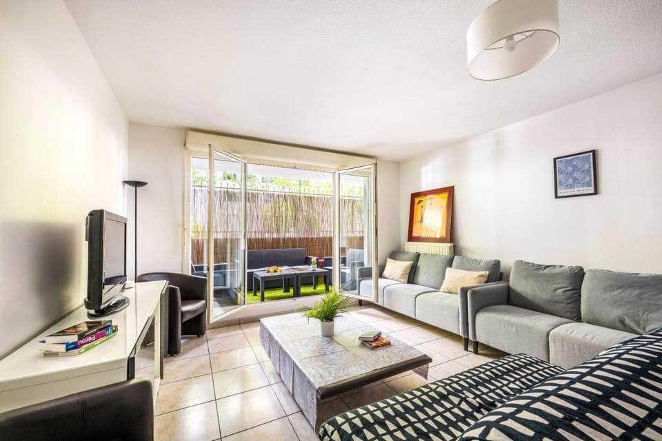 Communal lounge/ TV room, TV and multimedia, Living room, Seating area