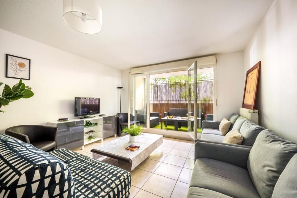 Communal lounge/ TV room, TV and multimedia, Living room, Seating area