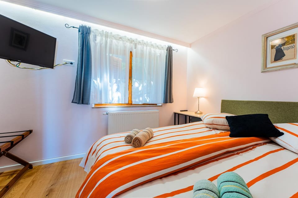 Communal lounge/ TV room, Bed, TV and multimedia, Photo of the whole room, Bedroom