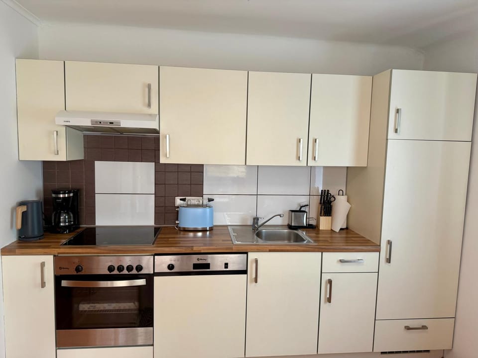 Coffee/tea facilities, Kitchen or kitchenette, dishwasher, oven, stove, toaster
