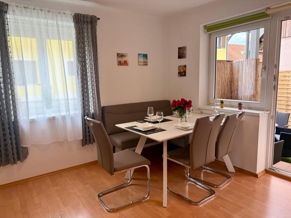 Seating area, Dining area