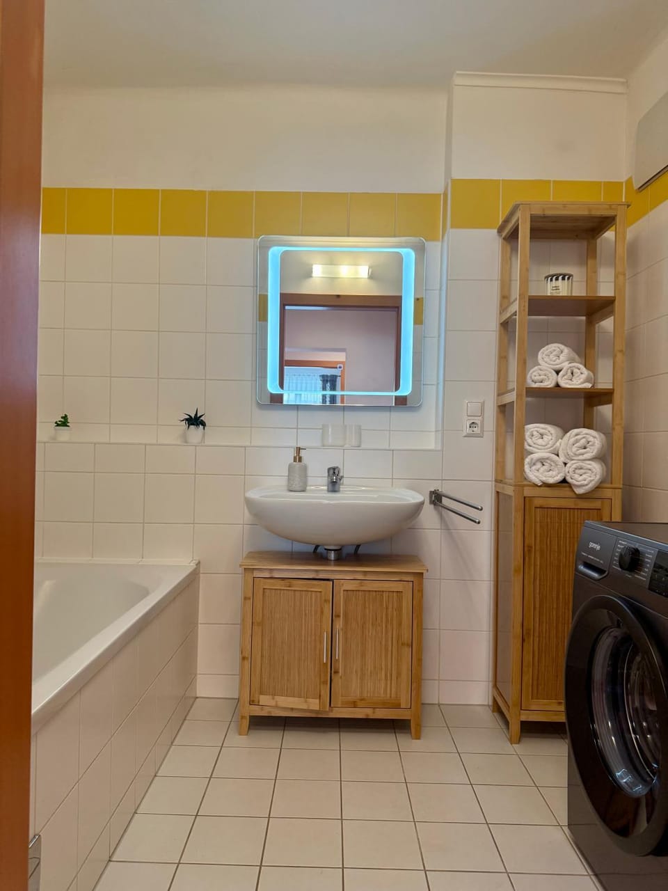 Bathroom, Bath, towels, washing machine