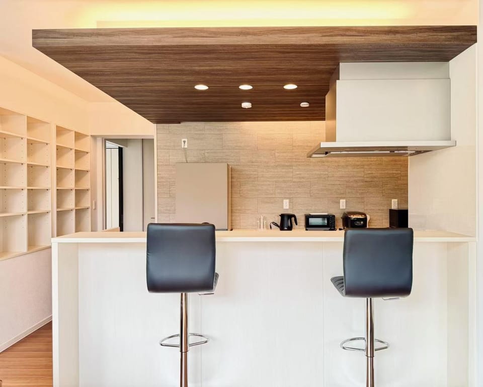 Kitchen or kitchenette, minibar