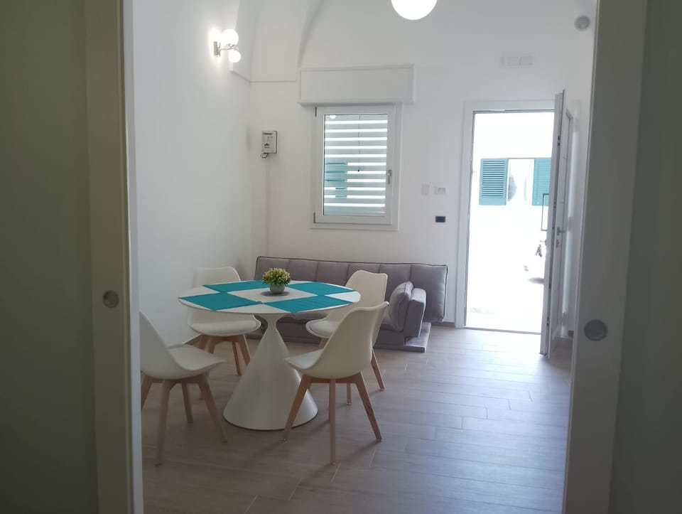 Day, Seating area, Dining area