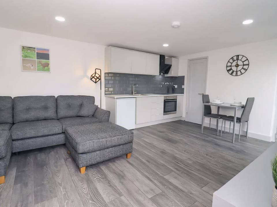 Kitchen or kitchenette, Living room, Seating area, Dining area