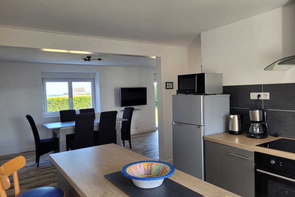 Coffee/tea facilities, Dining area, oven, stove, toaster