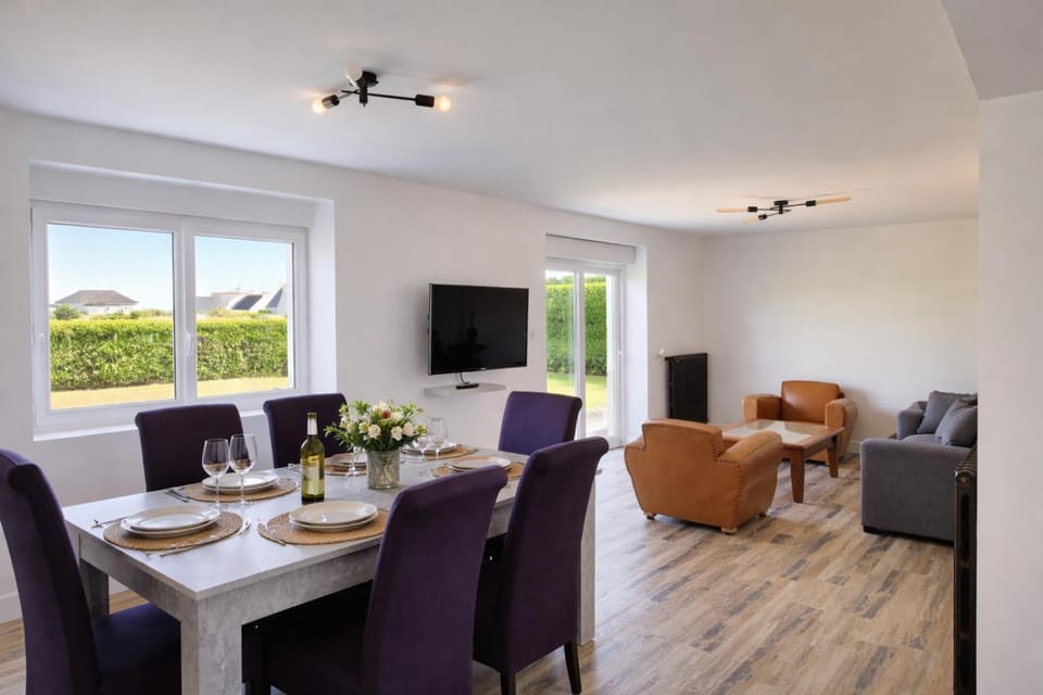 Property building, Living room, Dining area, Garden view