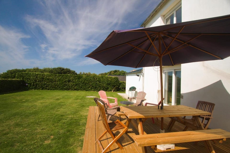 Property building, Patio, Spring, Day, Garden, Dining area, Garden view
