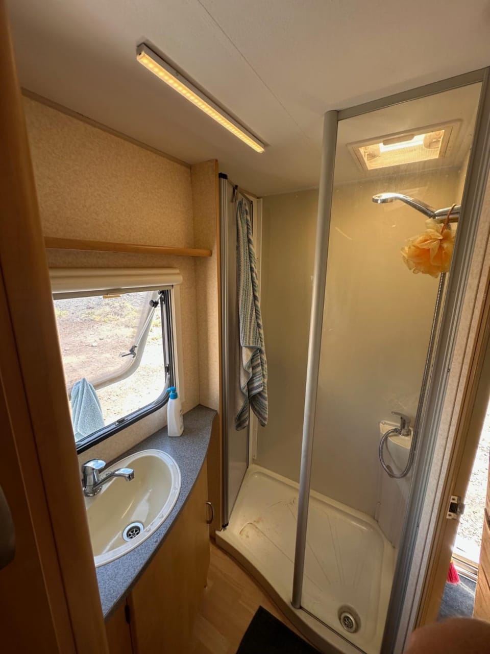 Shower, Toilet, Bathroom, towels