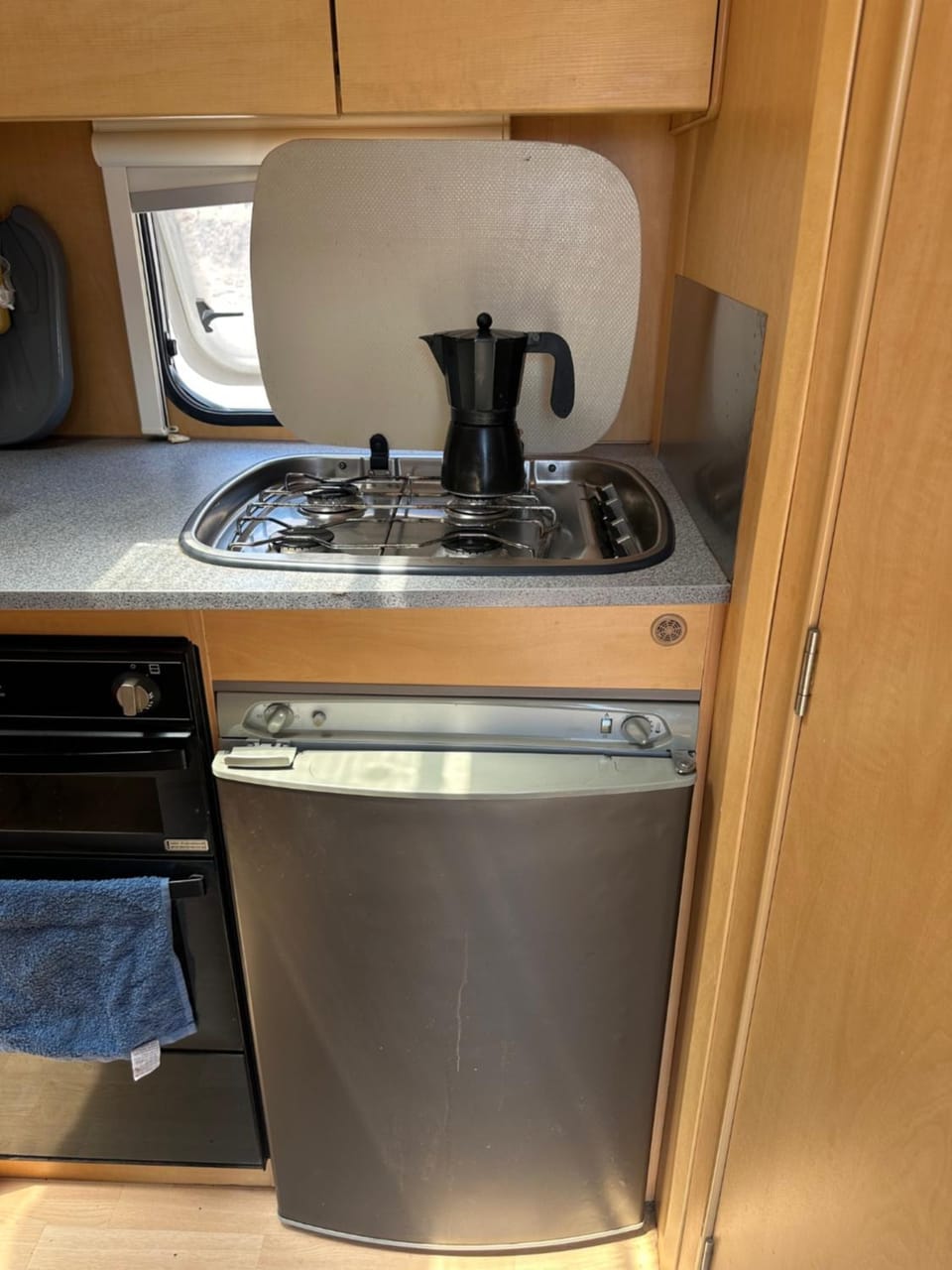 Kitchen or kitchenette, oven, stove