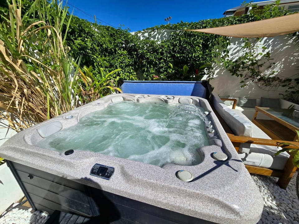 Hot Tub, Hot Tub