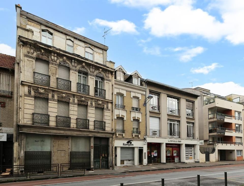 Property building, Day, Neighbourhood, City view, Landmark view, Street view, Location