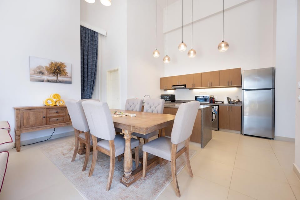 Kitchen or kitchenette, Dining area, microwave, washing machine