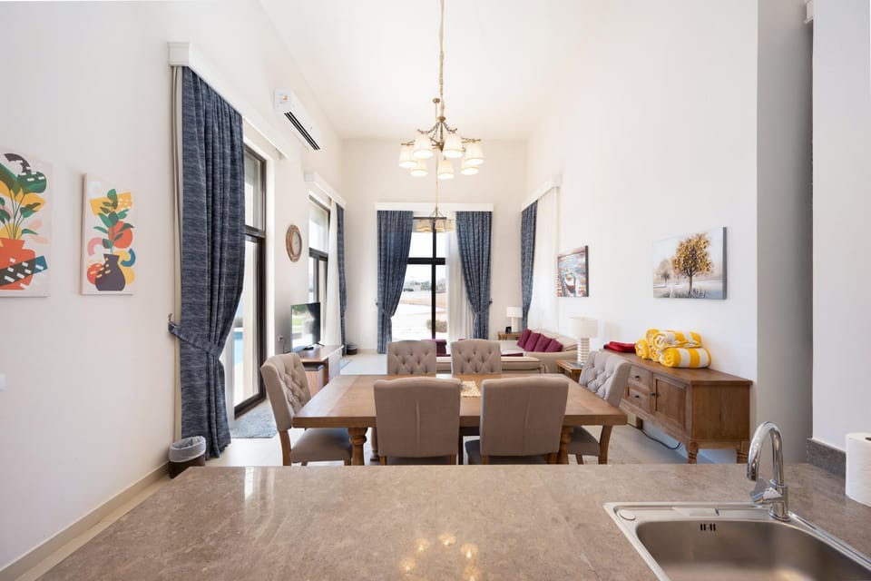 Living room, Seating area, Dining area, towels, air conditioner