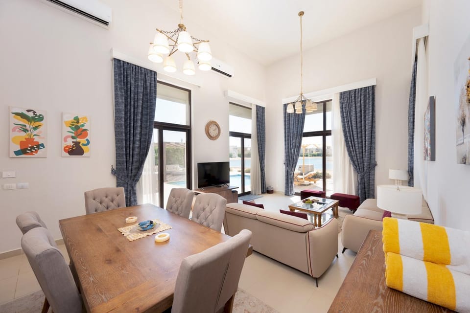 TV and multimedia, Living room, Seating area, Dining area, air conditioner