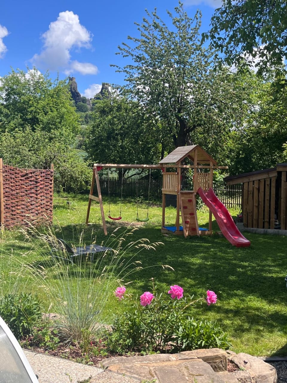 Apartmány Žlutý dům Apartment in Lower Silesian Voivodeship