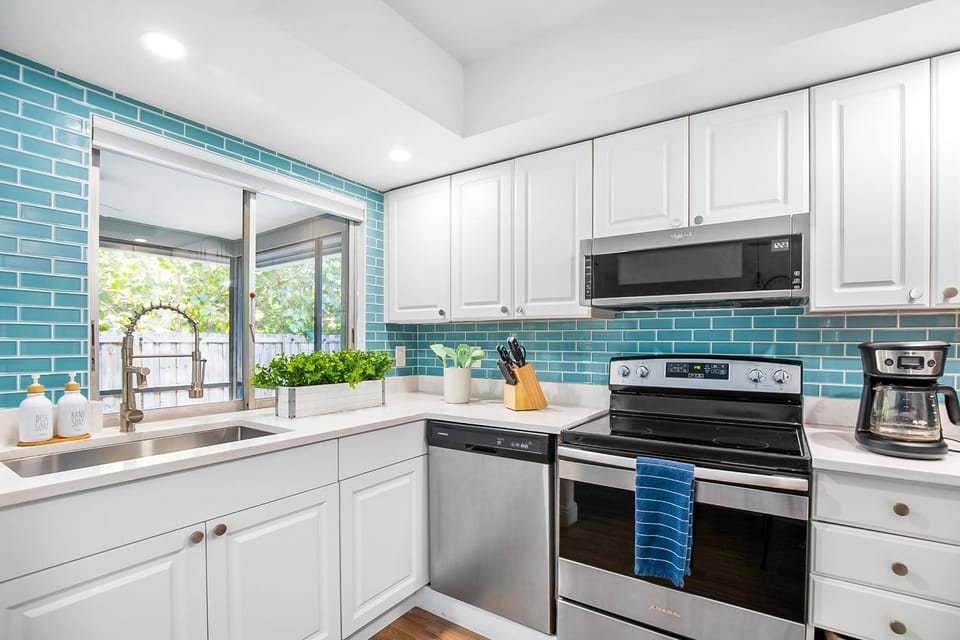 Coffee/tea facilities, Kitchen or kitchenette, dishwasher, oven
