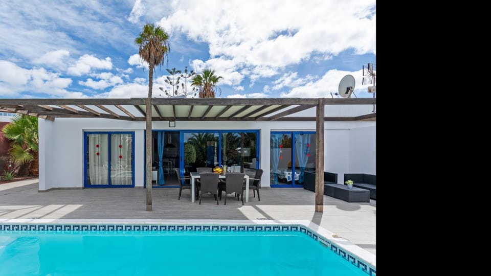 Property building, Patio, Day, Pool view, Swimming pool, sunbed