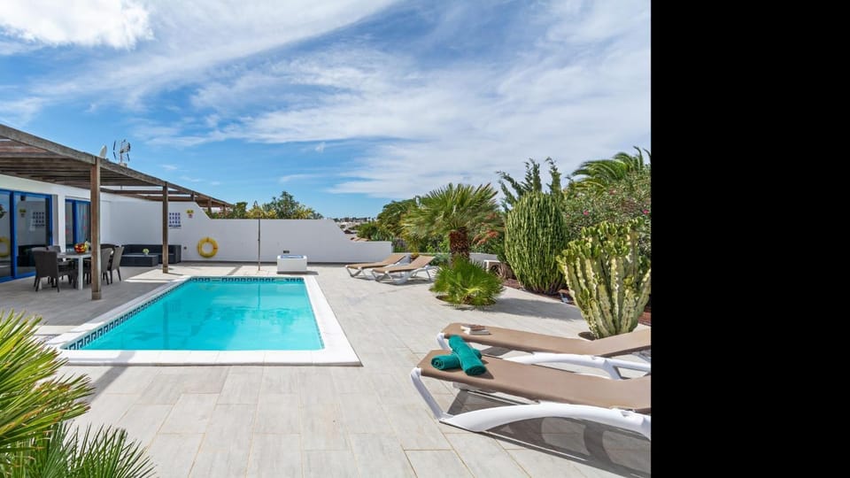Property building, Patio, Day, Pool view, Swimming pool, sunbed
