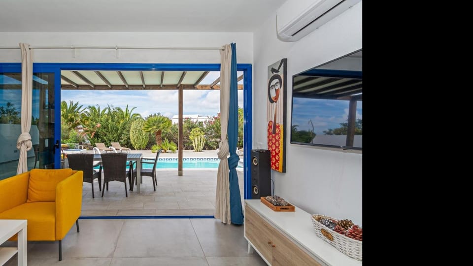 Patio, View (from property/room), Balcony/Terrace, Living room, Seating area, Pool view, Swimming pool, sunbed
