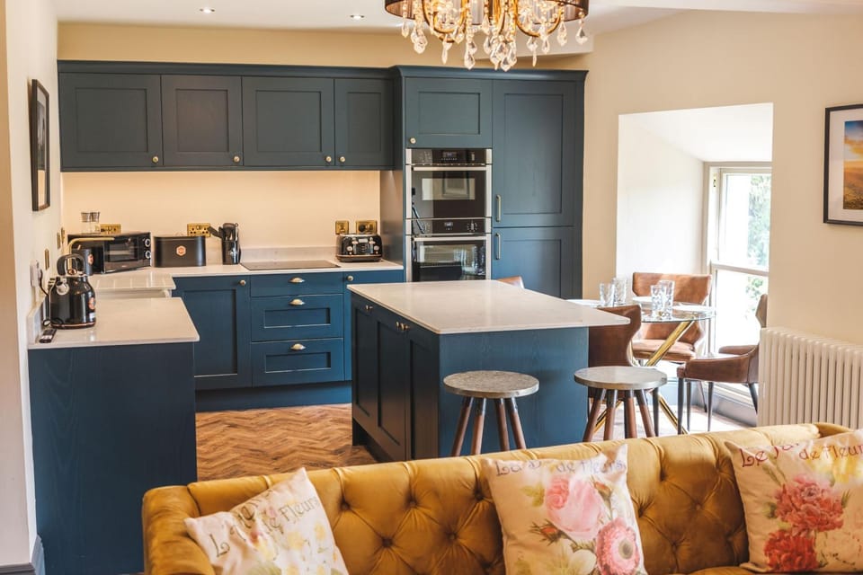 Property building, Coffee/tea facilities, Kitchen or kitchenette, Seating area, Dining area, stove