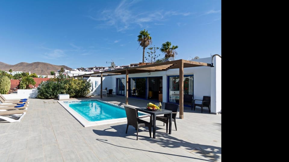 Balcony/Terrace, Swimming pool, sunbed