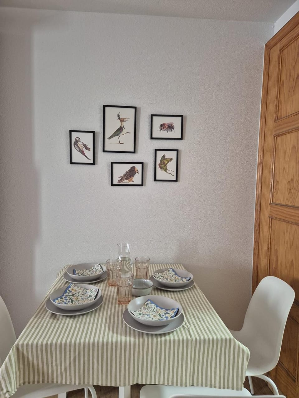 Seating area, Dining area