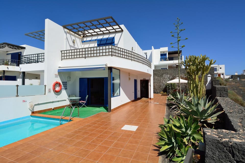 Property building, Pool view, Swimming pool, sunbed