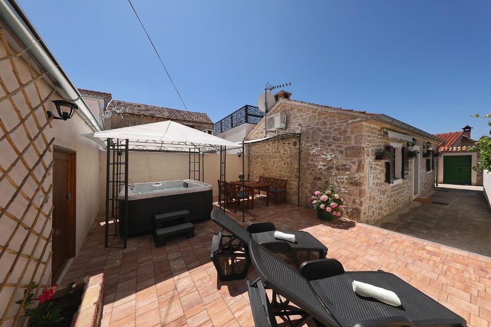 Patio, Hot Tub, Balcony/Terrace