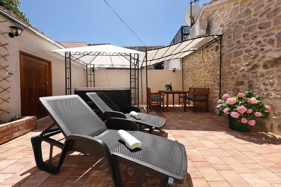 Patio, Hot Tub, Seating area, sunbed