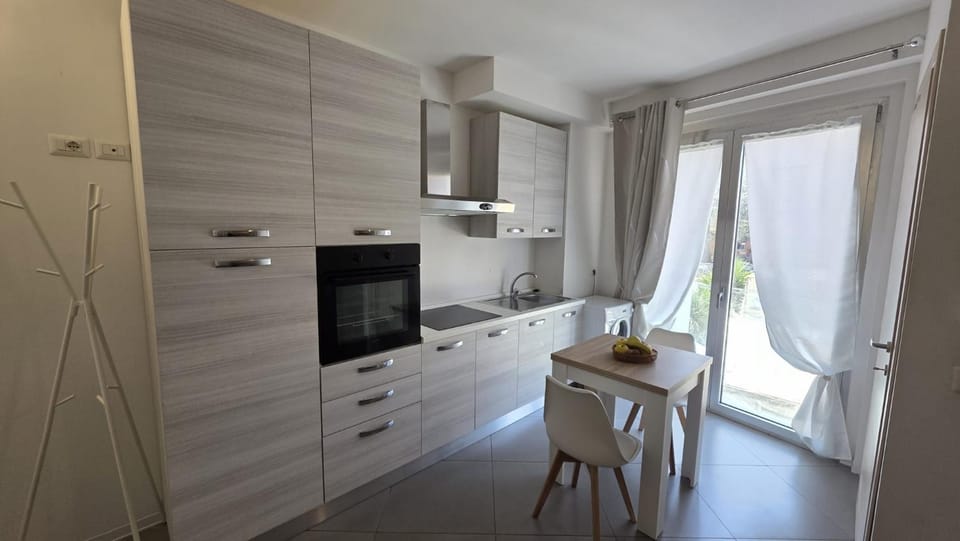 Kitchen or kitchenette, Dining area, oven, stove
