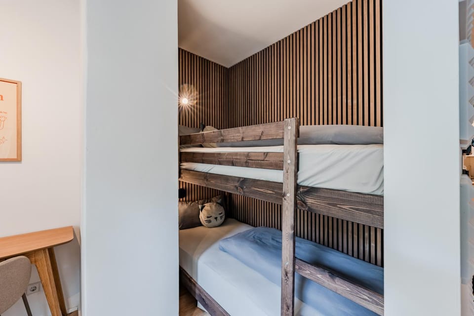 Bedroom, bunk bed
