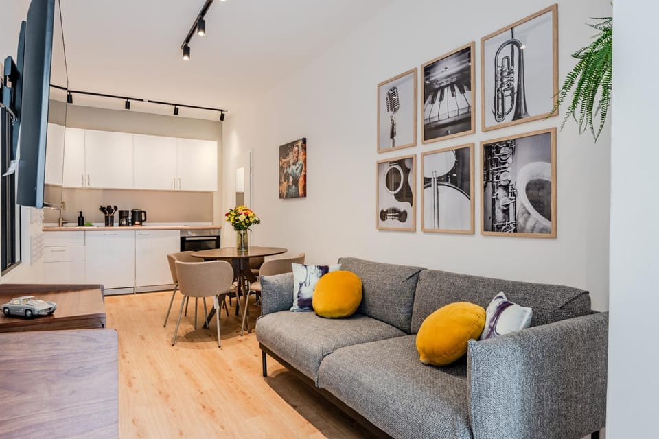 Kitchen or kitchenette, Living room, Seating area, Dining area